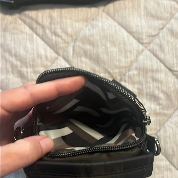 Lug Black Belt Bag Compact and Durable - Picture 5 of 6